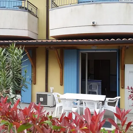 Elisa Piano Terra Con Giardino E Posto Incluso Apartmán